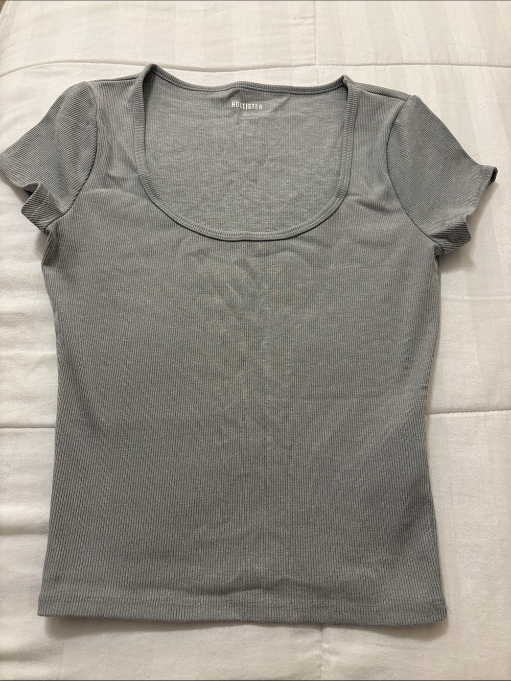Hollister Women's Ribbed Scoop Neck Tee in Light Gray